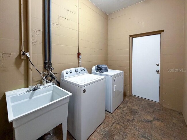 Building Photo - 3027 NW 1st Ave