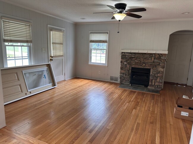 Building Photo - 2 Bedroom One Story Home on Over an Acre Lot