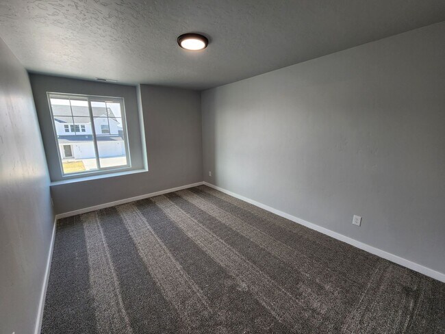 Building Photo - Brand New 5 Bedroom