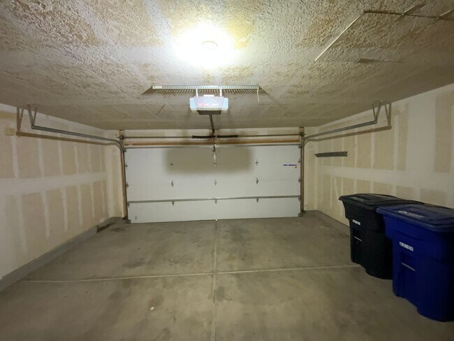 Building Photo - 4 Bedroom Single Story Home Available Near...