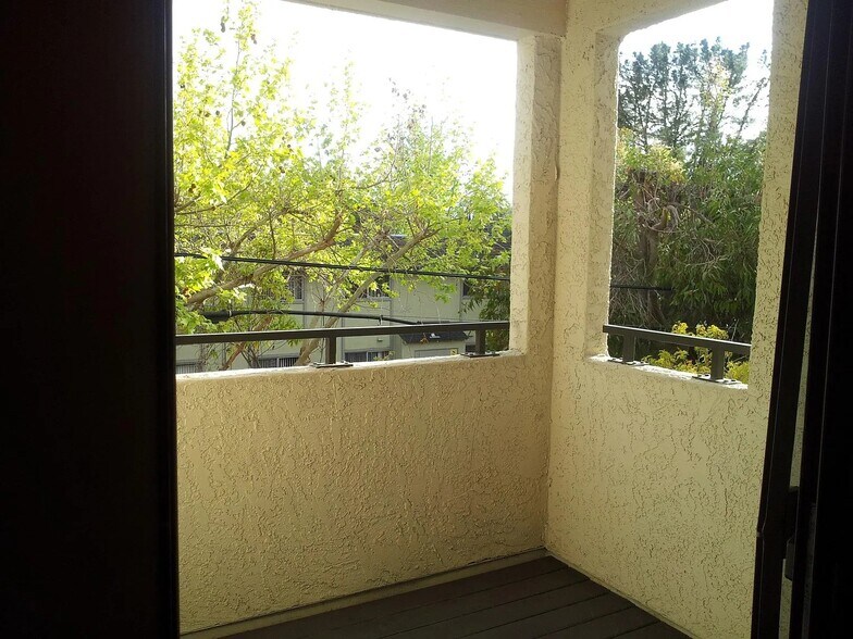 Balcony - 880 E Fremont Ave