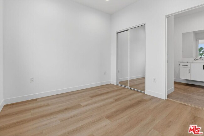 Building Photo - 11446 Oxnard St