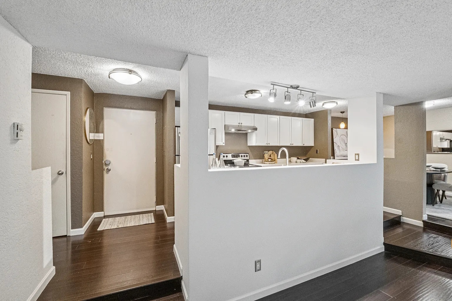 Building Photo - 2500 W Manor Pl