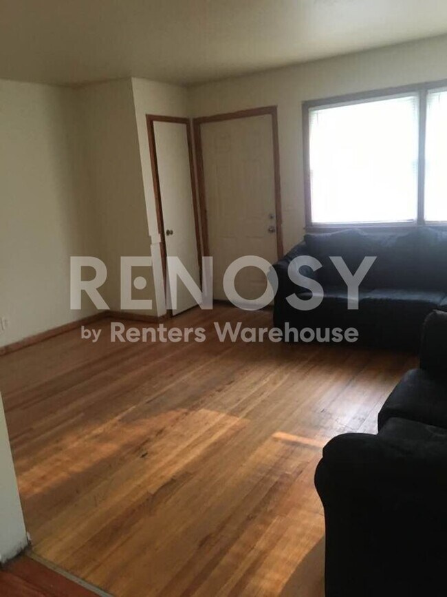 Building Photo - Wonderful 2BD / 1 BA DUPLEX  in Minneapolis Available 1/1/2024!