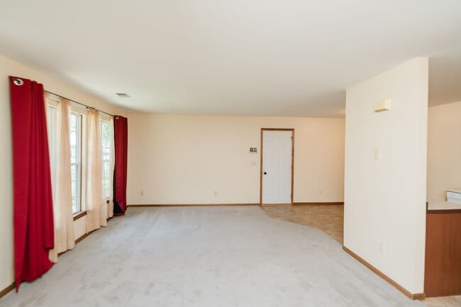 Building Photo - Maintenance free 2 bedroom, 1 bath town-ho...