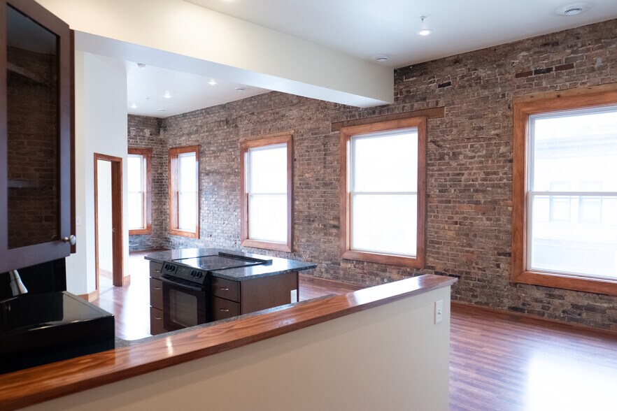 Building Photo - 418 Shelden Ave