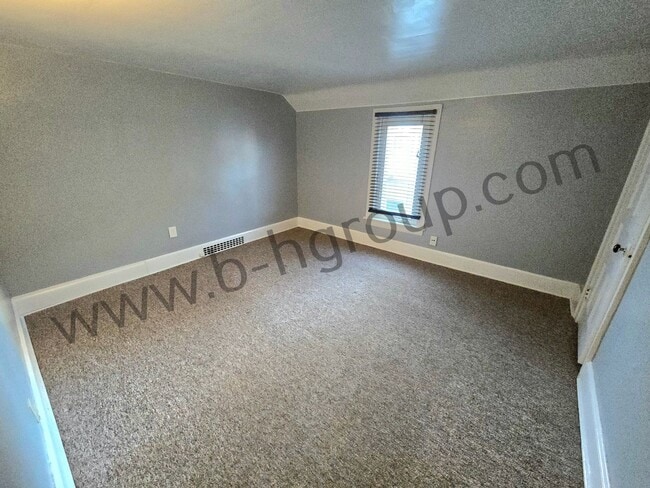 Building Photo - 405 61st St