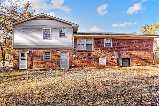 Building Photo - 1089 Essex Pl