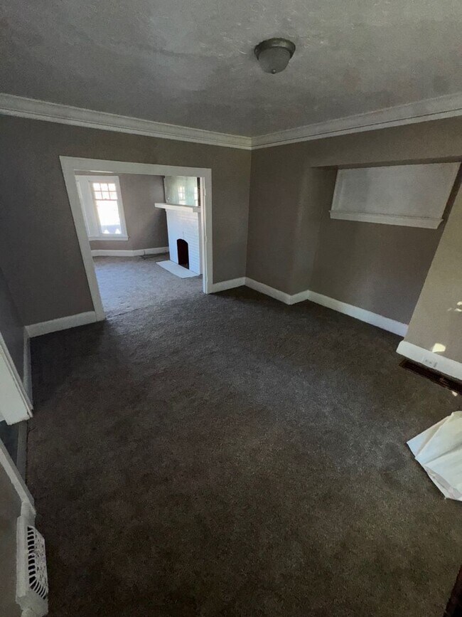 Building Photo - Charming 3-Bedroom Property in Prime Locat...