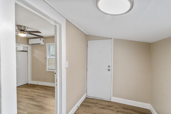 Building Photo - REDUCED Rent $1895.00.... 3 bed/2 bath Split Level, NEW downstairs addition, lots of extras ** FR...