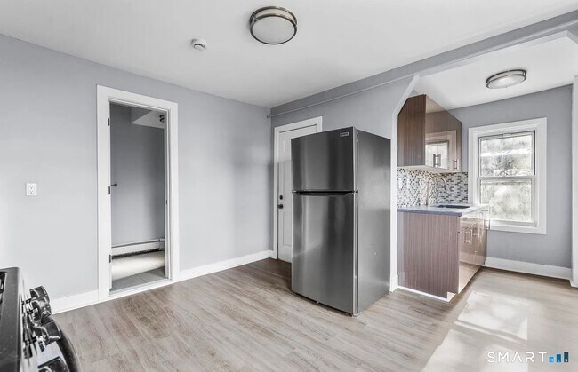 Building Photo - 746 Maple St