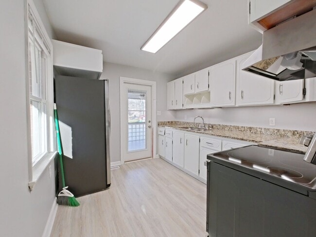 Building Photo - SUPER CUTE DUPLEX UNIT