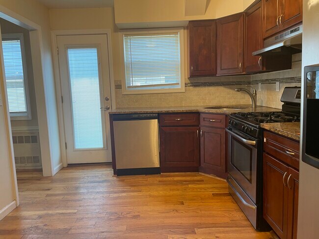 Building Photo - 325 E Hudson St