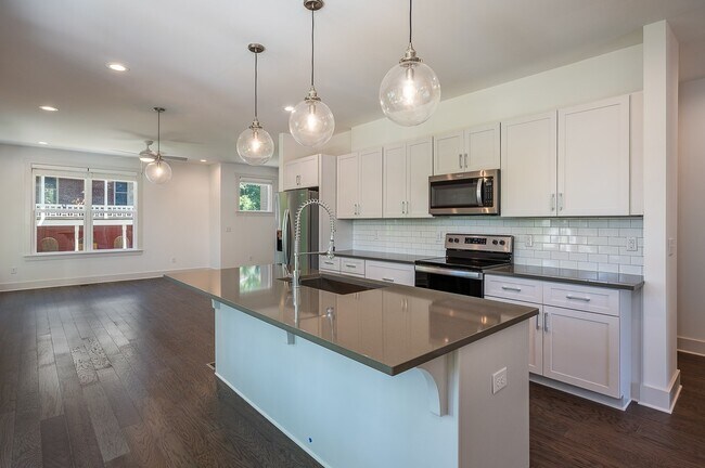 Building Photo - 900 Meridian St