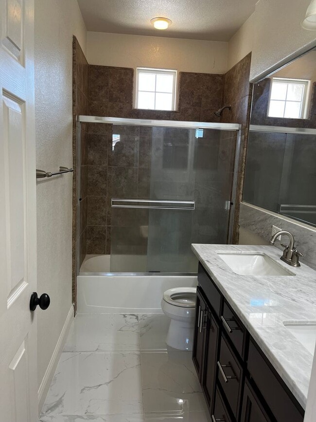 Building Photo - Executive 4 Bedroom, 2.5 Bathroom 2100 Sqf...