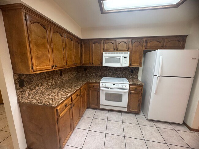 Building Photo - 3Bd 2Bth Home in the Sought-after Colonial...