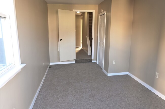 Building Photo - 3 Bedroom on Boas St w/ Parking AND a $750...