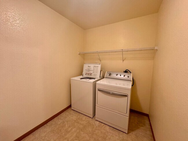 Building Photo - 22585 Hollow Oak Ln