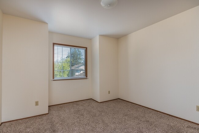 Building Photo - 3 Bedroom Townhome