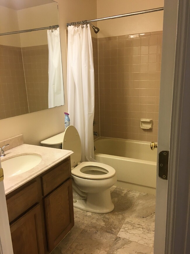 Building Photo - Spacious Townhouse For Rent