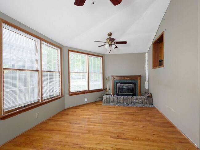 Building Photo - Charming and spacious 4-bedroom, 2 full bath home located in the City of Watertown.