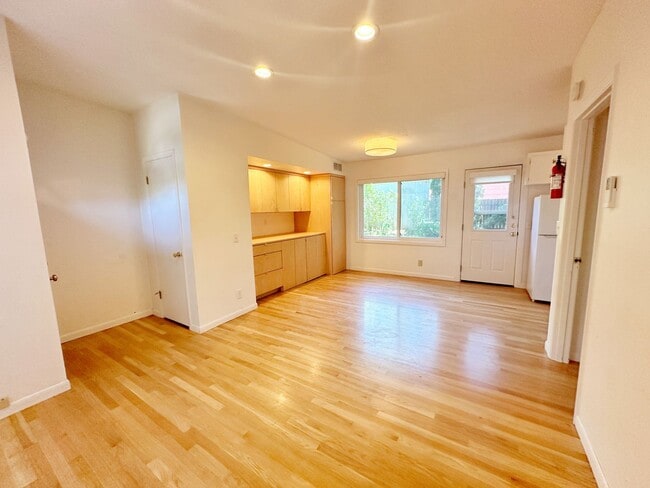 Building Photo - Beautiful 1-bedroom unit (half of a duplex...