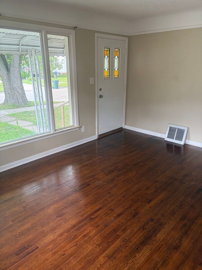 Building Photo - 2 bedroom house Ranch with basement and garage