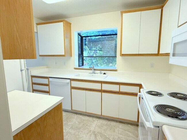 Building Photo - Fabulous Townhouse at Ashford Court - Close to BART, Downtown & Trails !