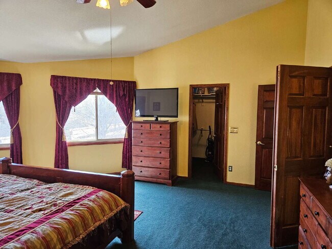 Building Photo - 5 Bedroom/ 4 Bath Two-Story in Governors Place