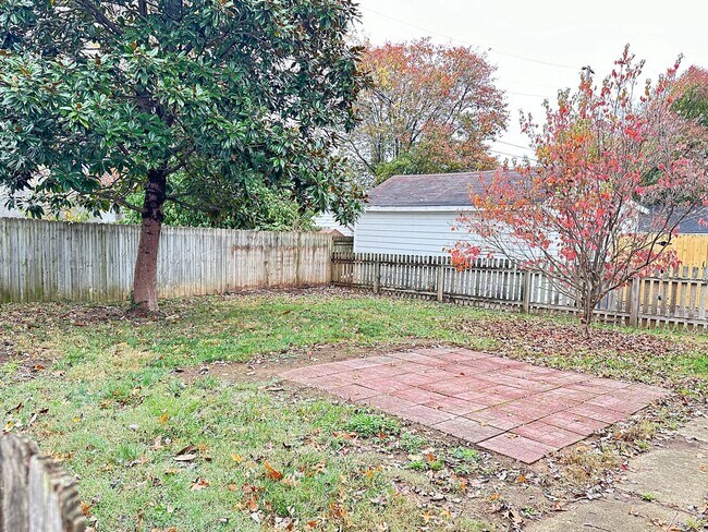 Building Photo - Charming 2-Bedroom Cottage-Style Home!