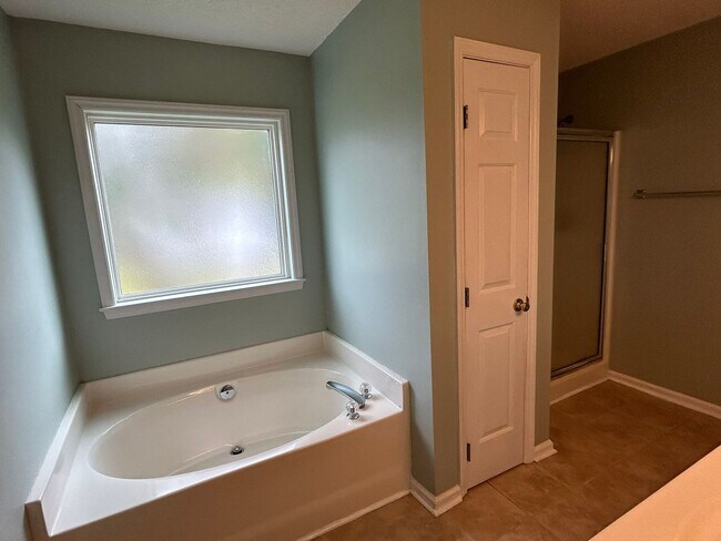 Building Photo - Charming home nestled in Courtney Pines with full fenced backyard!