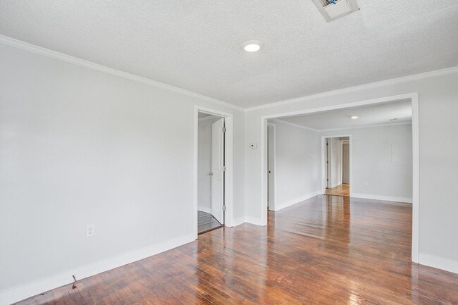 Building Photo - Modern Prime Location Near Park Circle