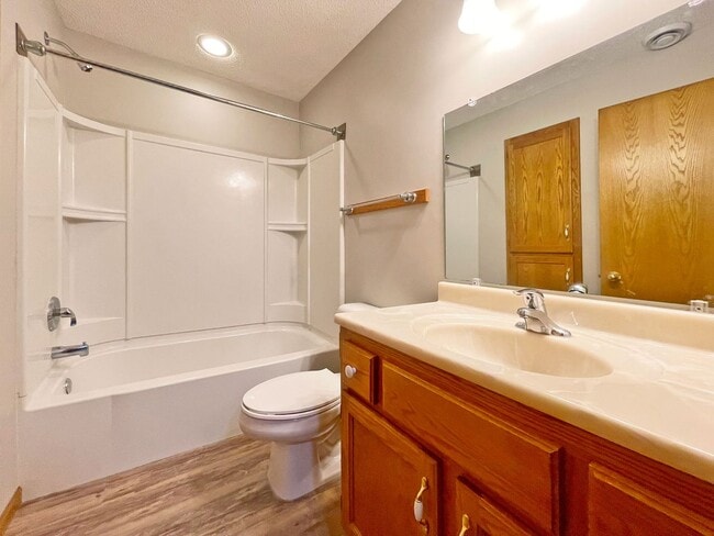 Building Photo - Sparkling Like New 3-Plus Bedroom with Vau...