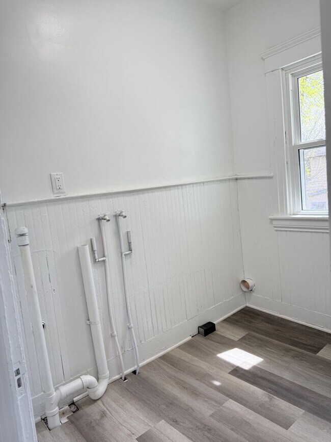 Building Photo - 1701 E Ganson St