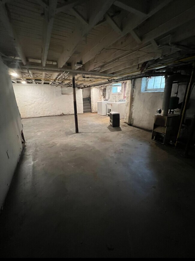 Building Photo - Renovated 3 Bedroom End Unit Available Now!