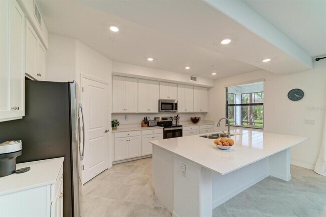Building Photo - 5687 N Honore Ave