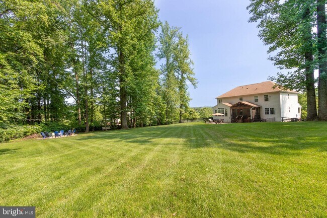 Building Photo - 8061 Side Hill Dr