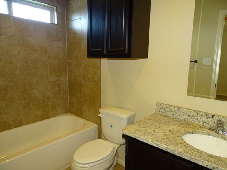 Building Photo - 7054 Lakeview Dr