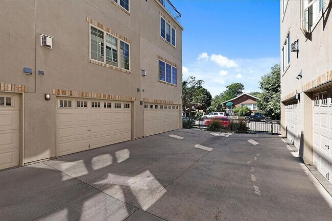 Building Photo - 948 S Pearl St