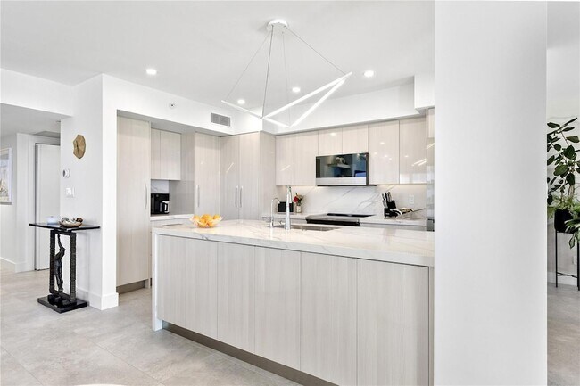 Building Photo - 601 Longboat Club Rd