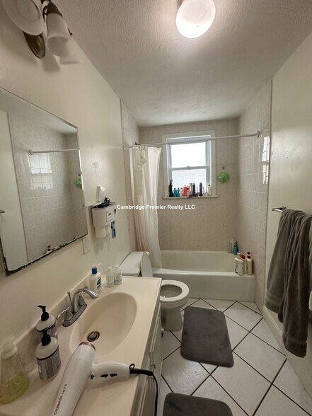 Building Photo - 14 Callender St