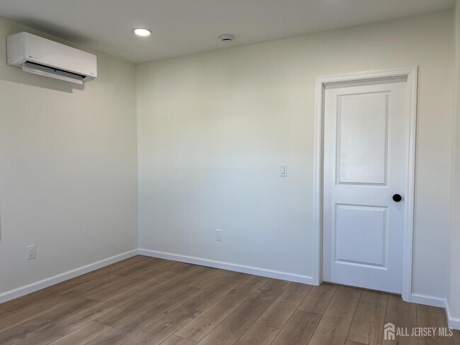 Building Photo - 33 Obert St