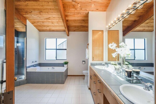 Building Photo - 470 Grey Whale