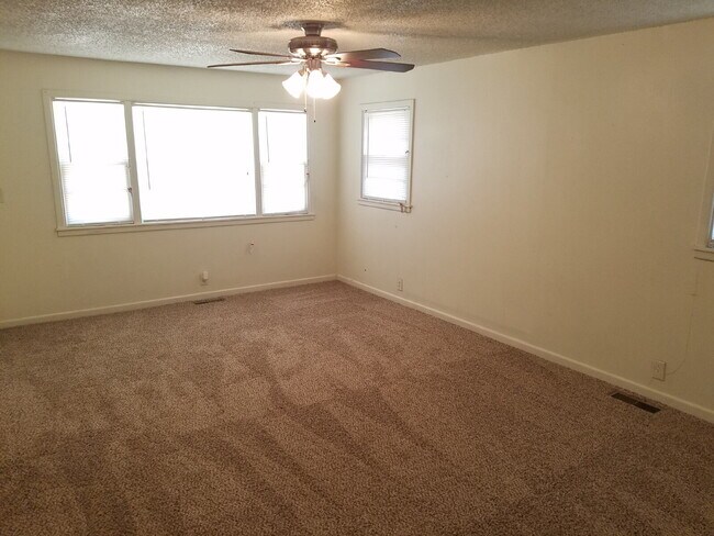 Building Photo - Beautiful Home Super Close to Tech!