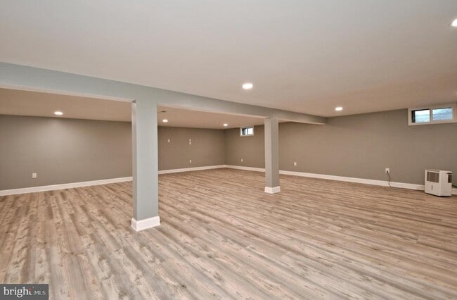 Building Photo - 205 Maple Ave