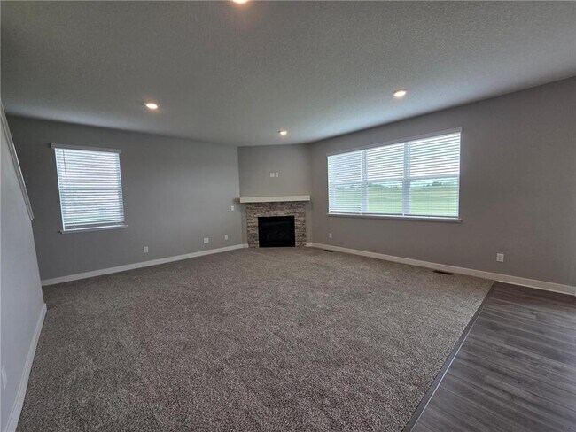 Building Photo - 838 Foxglove Ter