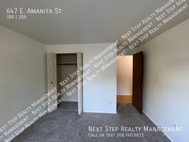 Building Photo - 647 E Amanita St