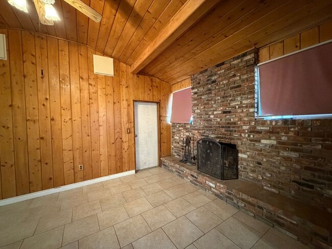 Building Photo - 3 Bedroom 2 Bathroom House on Corner Lot with 2 Car Garage Locate din Irwin Estates