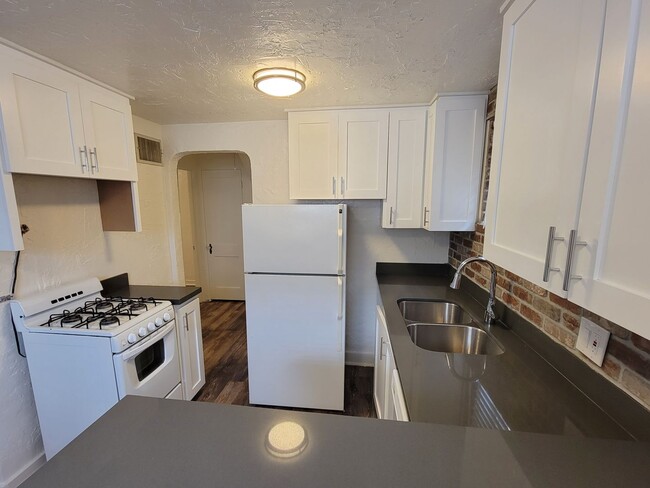 Building Photo - One Bedroom - Garfield District - Classic ...