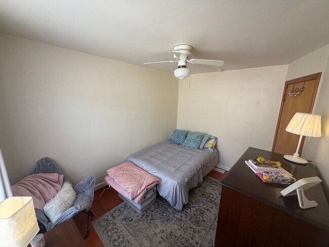 Building Photo - Charming 3 Bed / 1 Bath Home in Mt. Greenwood – Available Now!